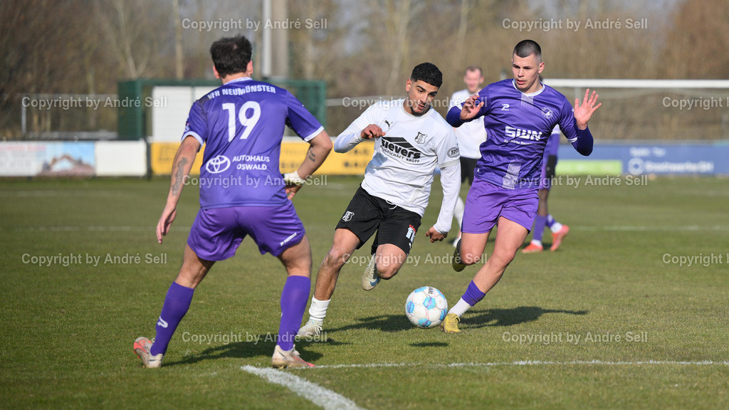 Eckernförder SV vs VfR Neumünster | Ömer Dagtekin (ESV #29) / Kastriot Alija (VfR #19) &amp; Radovan Karaman (VfR #26) / Fußball-Oberliga Männer 2024/2025 / Eckernförder SV vs VfR Neumünster / Stadtwerke-Arena / Eckernförde / 23.03.25 - Realisiert mit Pictrs.com