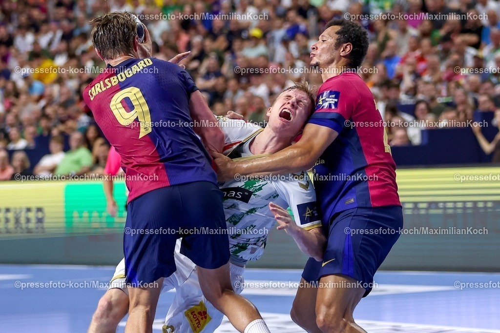 KoeEHF14062502021 | 14.06.2025, Handball, Halbfinale TruckScout24 EHF FINAL4, LANXESS arena Köln, FC Barcelona - SC Magdeburg: Platzverweis für Thiagus Petrus Goncalves dos Santos (Barca FC Barcelona ESP #22) neben Jonathan Carlsbogard (Barca FC Barcelona ESP #09) nach dem Foulspiel an Gisli Kristjansson (Magdeburg #10) 
