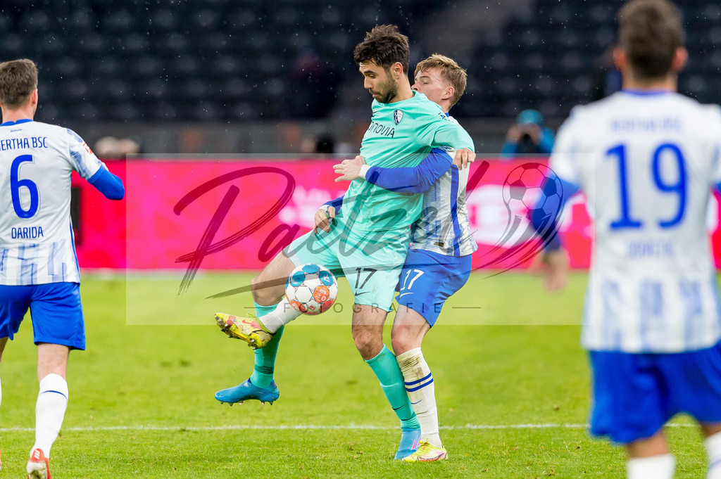 HERBOC20220204_259 | Fussball, Herren: Maximilian Mittelstaedt (Hertha BSC) und Gerrit Holtmann (VfL Bochum) im Zweikampf bei dem Spiel der 1. Bundesliga zwischen Hertha BSC und VfL Bochum im Olypiastadion am 04.02.2022 in Berlin, Deutschland.DFB / DFL REGULATIONS PROHIBIT ANY USE OF PHOTOGRAPHS AS IMAGE SEQUENCES AND/OR QUASI-VIDEO. - Realisiert mit Pictrs.com