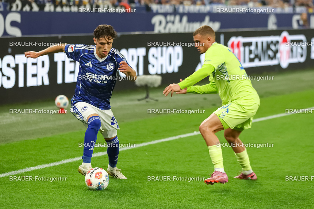 1_S04BER_20250801_4106.JPG -  - FC Schalke 04 - Hertha BSC Berlin - 2. Bundesliga | Gelsenkirchen, Deutschland, 01.08.25: Soufiane El-Faouzi (FC Schalke 04) und Michael Cuisance (Hertha BSC Berlin) im Kampf um den Ball waehrend des Spiels der 2. Bundesliga zwischen FC Schalke 04 - Hertha BSC Berlin in der Veltins-Arena am 01. August 2025 in Gelsenkirchen, Deutschland. (Foto von Stefan Brauer/Brauer-Fotoagentur)DFB/DFL REGULATIONS PROHIBIT ANY USE OF PHOTOGRAPHS AS IMAGE SEQUENCES AND/OR QUASI-VIDEO.