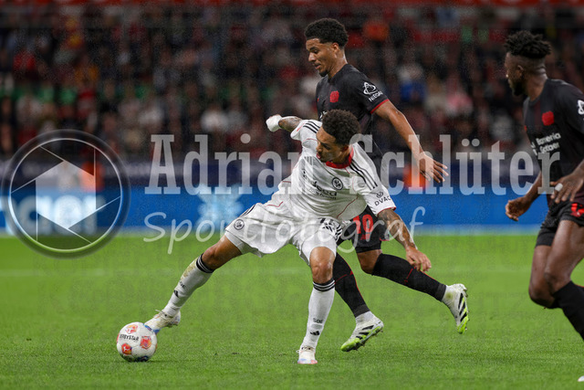 Bayer 04 Leverkusen vs Eintracht Frankfurt - Bundesliga  | Leverkusen, Deutschland, 12.09.25:   Pharrell Nnamdi Collins (Eintracht Frankfurt) und Malik Leon Tillmann (Bayer 04 Leverkusen) im Kampf um den Ball waehrend des Spiels der Bundesliga zwischen  Bayer 04 Leverkusen vs Eintracht Frankfurt in der BayArena(Foto von Brauer-Fotoagentur / Adrian Schlueter)