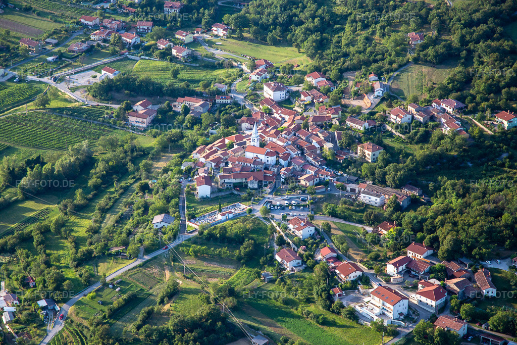 Luftbild: Ortsansicht im Ortsteil Osek in Nova Gorica im Bundesland Slowenien in Slowenien. Foto: IMG_137525.jpg vom 14.07.2023 durch Werner Riehm/FLY-FOTO.de