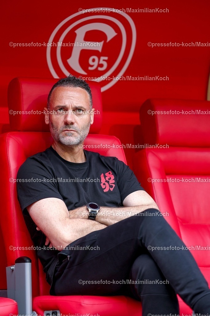 F9510052601005 | 10.05.2026, Fußball, Fortuna Düsseldorf - SV 07 Elversberg, 2. Fußball Bundesliga, Herren, Merkur Spiel-Arena, 33. Spieltag, Saison 2025 2026: Cheftrainer Alexander Ende (Fortuna Düsseldorf) sitzt enttäuscht Enttäuschung mit verschränkten Armen auf der Trainerbank DFB regulations prohibit any use of photographs as image sequences and or quasi-video.