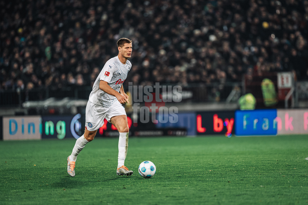 Fußball | Männer | Saison 2024/2025  | Fußball-Bundesliga | 12. Spieltag | FC St. Pauli vs. Holstein Kiel | 29.11.2024 | Patrick Erras (#4, Holstein Kiel) am Ball