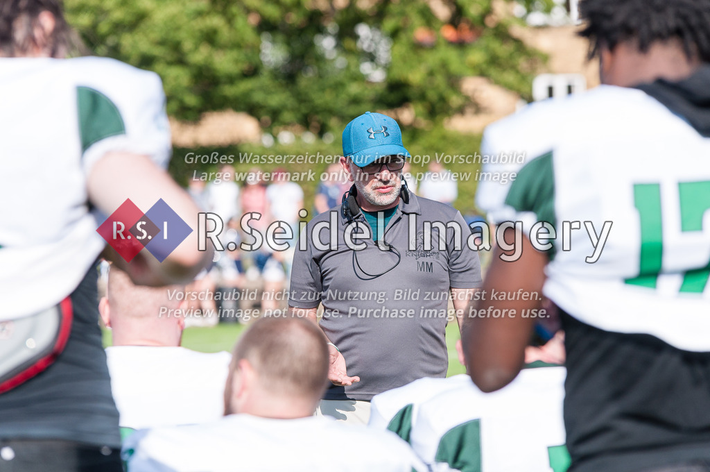 American Football, Saison 2022, Regionalliga Nord, Hamburg Blue Devils - Oldenburg Knights, Dr.-Hermann-Schnell-Sportplatz (Hamburg), 06.08.2022, 07. Gameweek | Marcus Meckes (Oldenburg, Head Coach) spricht nach dem Spiel zum Team.