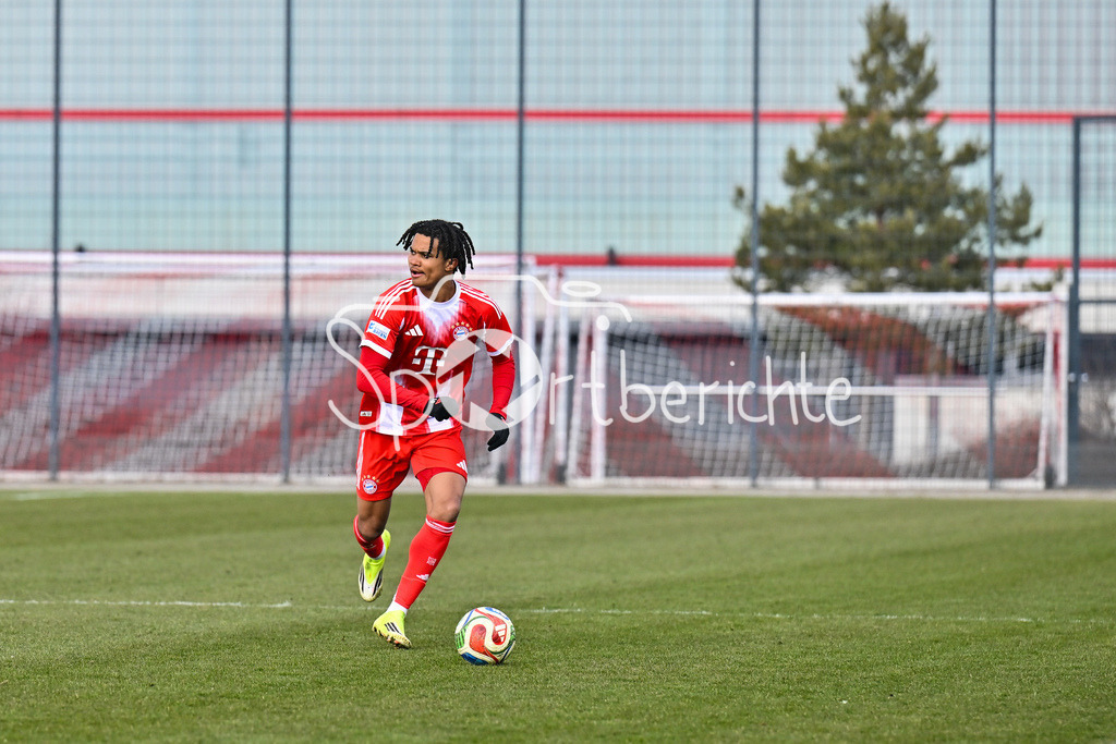 FC Bayern Amateure - FC Viktoria Pilsen U23 | MUNICH, GERMANY - 03. FEBRUARY: am Ball Julien YANDA (FC Bayern München II 3) während dem Testspiel zwischen den Amateuren des FC Bayern und dem FC Viktoria Pilsen B am FC Bayern Campus