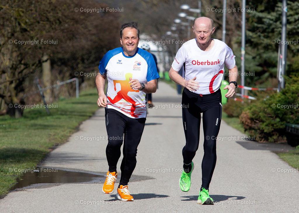 A_LUI_15032023_06 | 21,OBERBANK LINZ DONAU MARATHON 2023 LAUFTERMIN FOTO: V.L. DIETMAR KERSCHBAUM (BRUCKNERHAUS INTENDANT) UND DR.FRANZ GASSELSBERGER (GENERALDIREKTOR  OBERBANK)FOTO:FOTOLUI