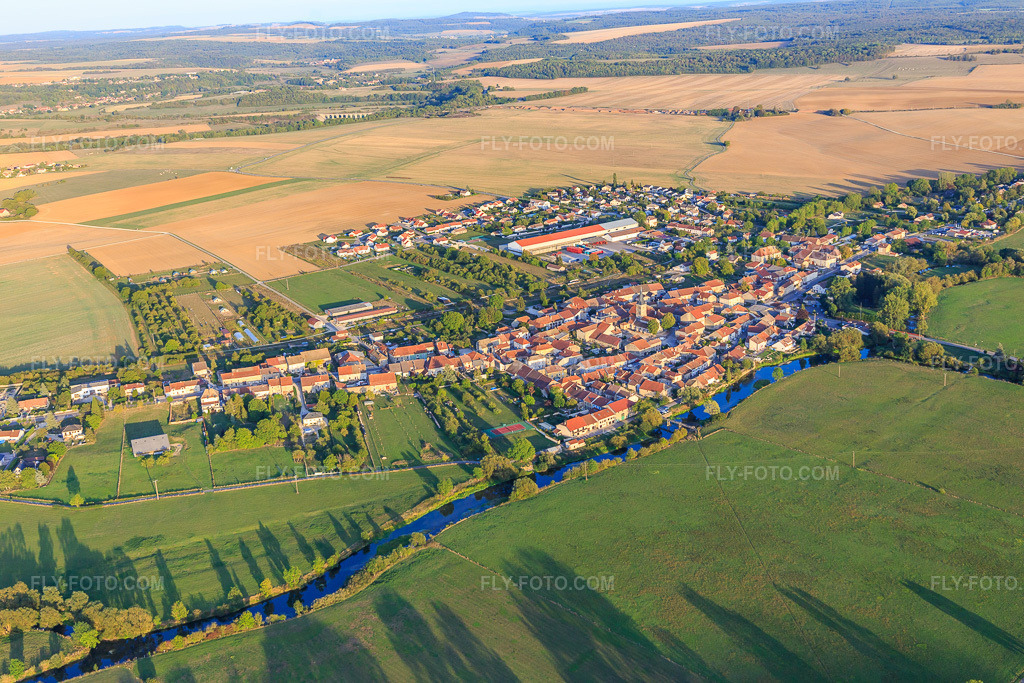 Aerial view: Village view from the northwest on the Meuse river in Coussey in the state Vosges, France. – Photo: IMG_118330.jpg taken on 09/15/2019 by Werner Riehm/FLY-FOTO.com – Resolution of the original: 5472 x 3648 px