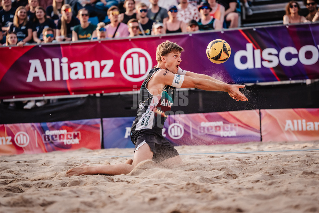 Beachvolleyball | Männer | Allianz German Beach Tour 2025 | Tourstop Hamburg | 31.05.2025 | Luis Kubo spielt den Ball