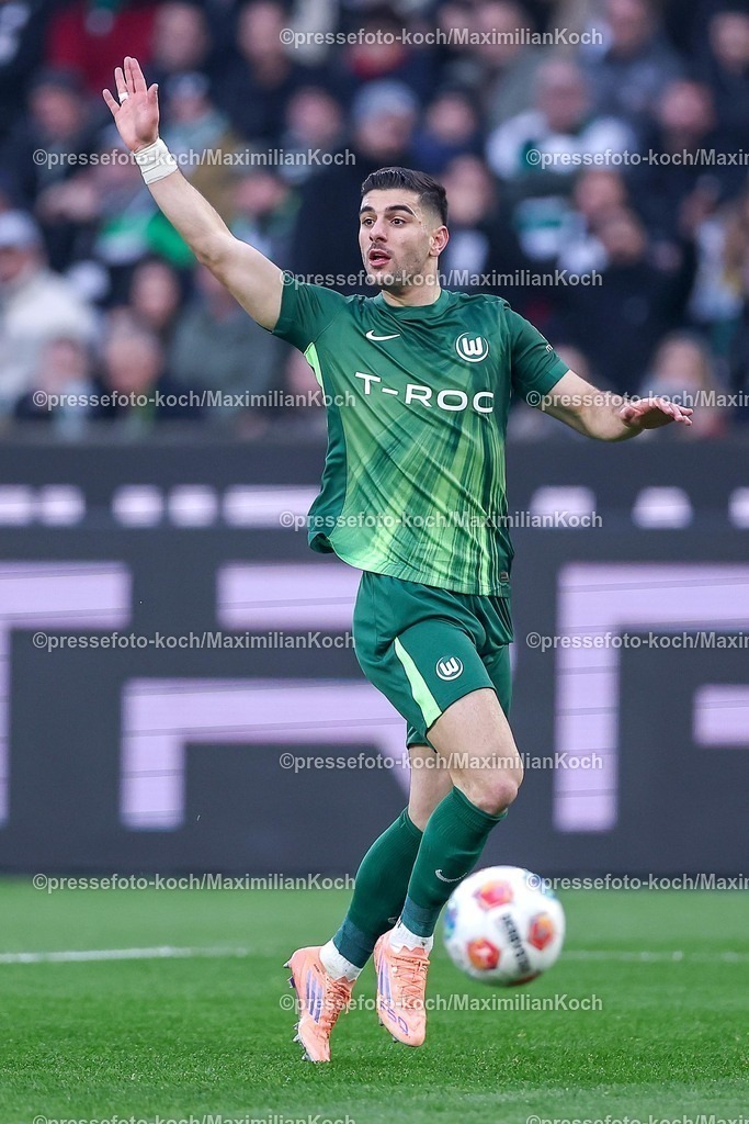 BMG13122502023 | 13.12.2025, Fußball, Borussia Mönchengladbach - VfL Wolfsburg, 1. Fußball Bundesliga, 14.Spieltag, Borussia-Park, Saison 2025 2026: Konstantinos Koulierakis&nbsp;(VfL Wolfsburg #04) gestikulierend auf dem Spielfeld   DFB regulations prohibit any use of photographs as image sequences and or quasi-video.