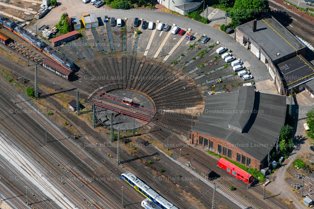 4029998 | BREMEN 01.06.2020 Gleisanlagen und Schienenstrecken am Rundschuppen ( auch Lokschuppen, Ringlokschuppen, Lokhalle oder Triebfahrzeughalle ) des Bahn- Betriebswerkes am Hauptbahnhof im Ortsteil Bahnhofsvorstadt in Bremen, Deutschland. // Trackage and rail routes on the roundhouse - locomotive hall of the railway operations work on Central Station in the district Bahnhofsvorstadt in Bremen, Germany. Foto: Gerhard Launer