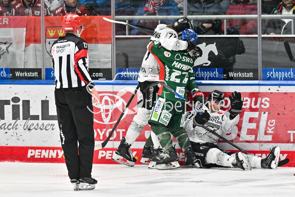 Augsburger Panther - Kölner Haie | aUGSBURG, GERMANY - 11. JANUARY: ein hitziges Duell in Augsburg -  Ryan MACINNIS (Kölner Haie 77), Kyle MAYHEW (Augsburger Panther 27) und Juhani TYRVÄINEN (Kölner Haie 21) während dem Match zwischen den Augsburger Panthern und den Kölner Haien am 39. Spieltag der penny DEL im Curt Frenzel Stadion