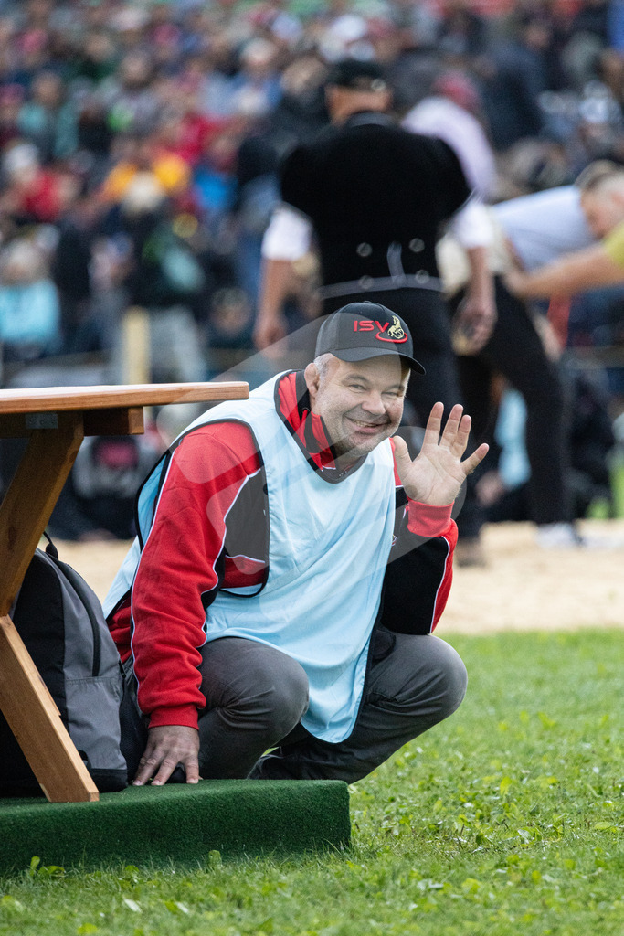 ESAF2025_05Gang_5820 | Die Schwinger des Schwyzer Kantonalen Schwingerverbandes: Fotos, die Dynamik und Leidenschaft festhalten, sowie emotionale Momente aus dem traditionellen Schwingsport zeigen. - Realisiert mit Pictrs.com