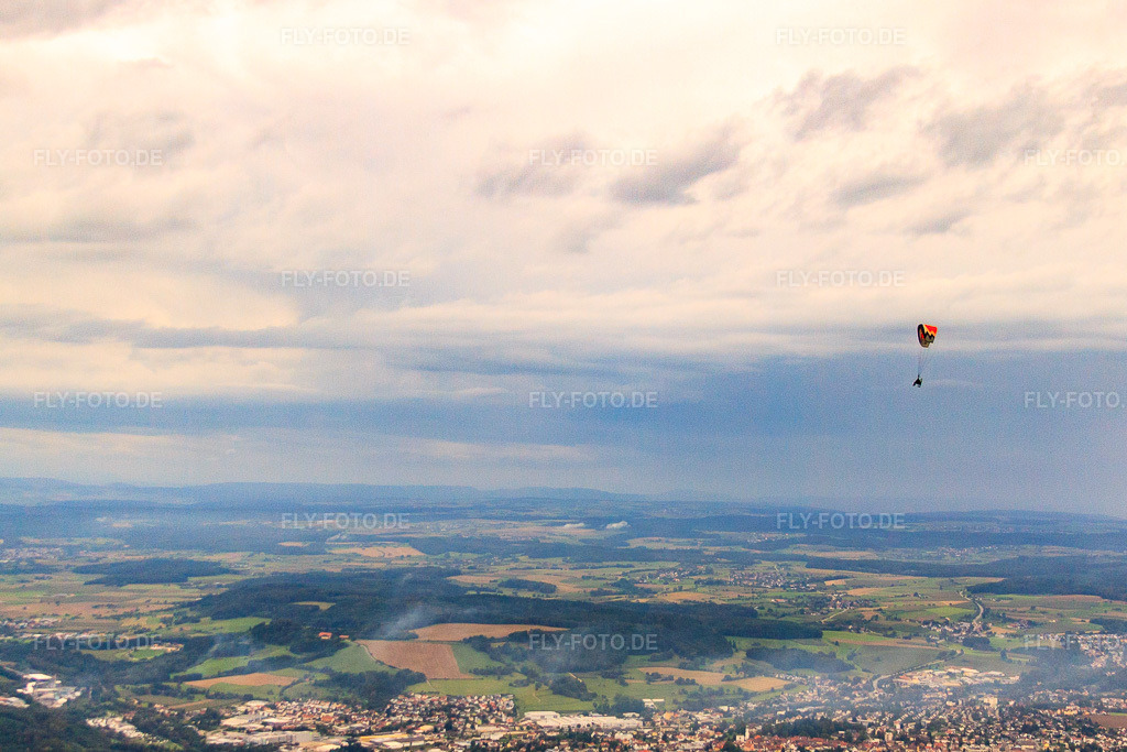 Luftbild: Paragleiter bei feuchtem Wetter über der Stadt in Stockach im Bundesland Baden-Württemberg in Deutschland. Foto: IMG_71853.jpg vom 31.08.2014 durch Werner Riehm/FLY-FOTO.deAuflösung des Originals: 4208 x 2805 px