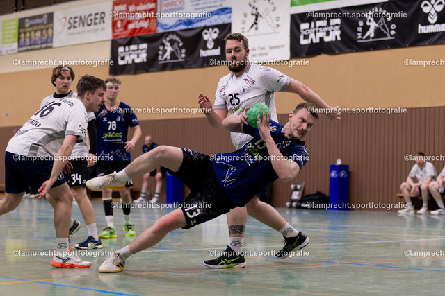 Handball I Herren I Saison 2025-2026 I SHSE Manfred-Frank-Pokal I Viertelfinale I HSG Kalkberg 06 II - HSG Kalkberg 06 069 | Til Nikolai Stölting (13, HSG Kalkberg 06) - Realisiert mit Pictrs.com