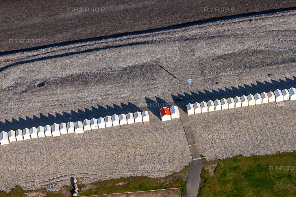 Vue aérienne: Rangées de chaises longues sur la plage de galets de la côte de la Manche Cayeux-sur-Mer dans le Nord-Pas-de-Calais, en Picardie à Cayeux-sur-Mer dans le département Somme, France. Photo: IMG_70918.jpg prise le 24/08/2014 par Werner Riehm/FLY-FOTO.eu – Résolution de l'original: 4752 x 3168 px