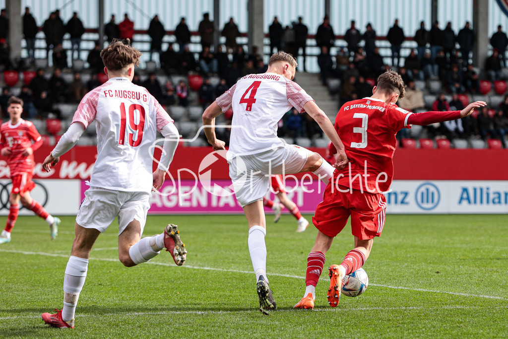 FC Bayern Muenchen U19 - FC Augsburg U19 | Jakob REICHENBACH (FCA #4) foult Matteo SCHABLAS (FCB #3) im Strafraum