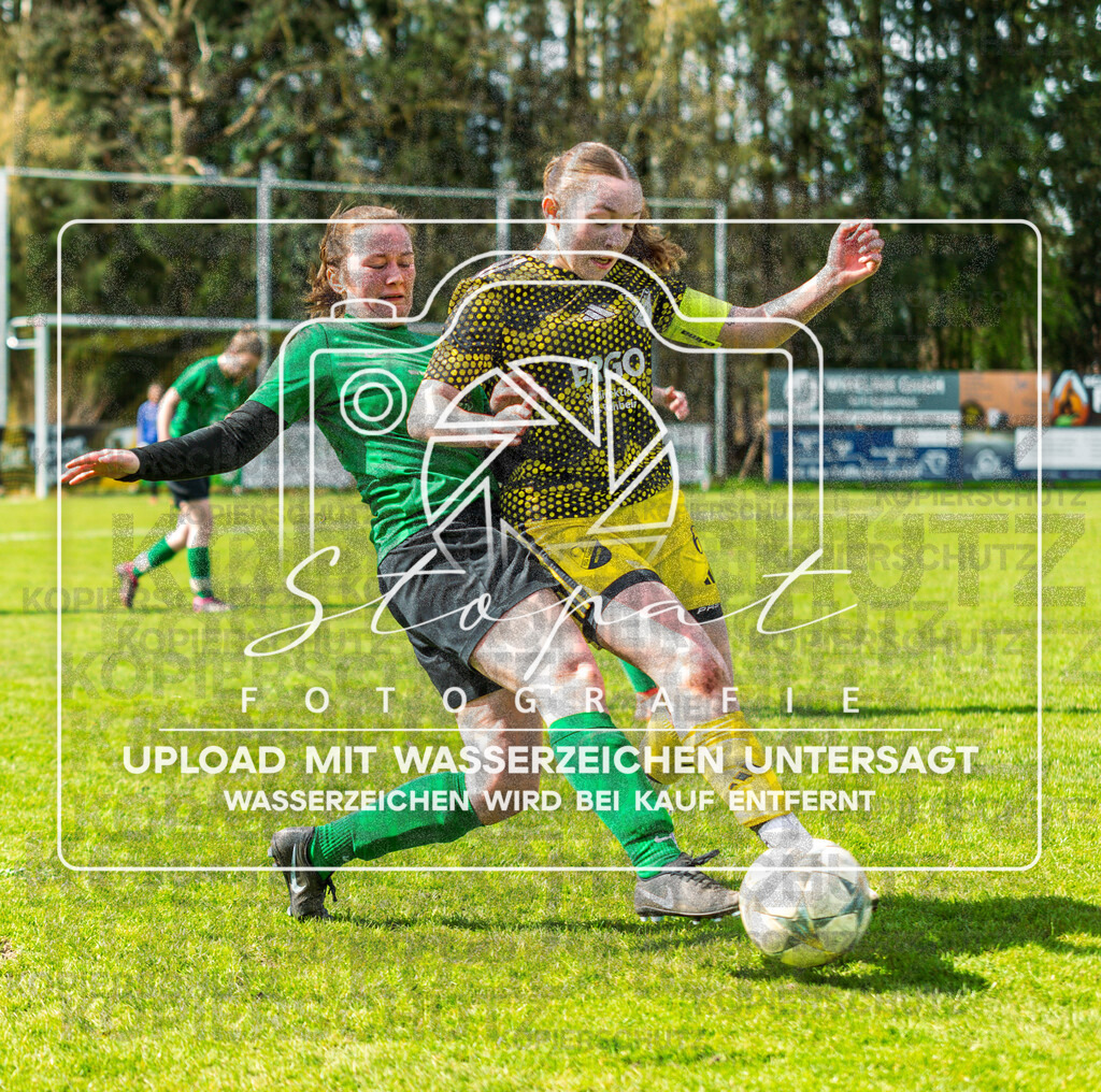 SGFTUS-1019 | Nadine Fellenberg (TuS Eversen-Sulze #20) und Enna Marie Klanke (SG Fulde #06) beim Damen Kreisliga HK/CE Spiel zwischen SG Fulde und TuS Eversen-Sulze im Fulder Zentralstadion, Fulde (Simon Paul Stopat) - Realisiert mit Pictrs.com
