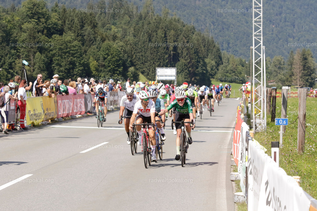 1082_20230817_Bewerb_Maenner_Muehlanger | AUT - OESTERREICH, 2023-08-16: SPORT RENNRAD-FAHREN - 55. INTERNATIONALER RADWELTPOKAL IN ST. JOHANN IN TIROL  - Vintage-Radrennen mit WM-Bronze-Medaillen-Siegerin Christina Schweinberger, den Teilnehmer und Alexander Baumann (vom Orginastions-Team) - TAG 2 BEWERB MAENNER IN SECHS GRUPPEN  ; Foto: Roland Muehlanger