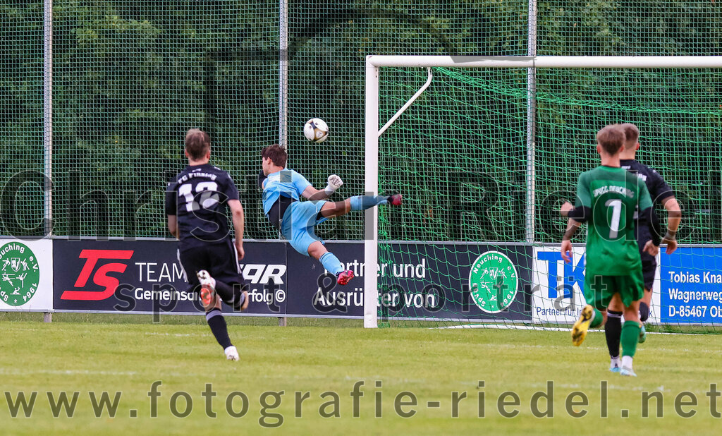 2023-07-25_027_SpVgg_Neuching_gegen_FC_Finsing | Neuching, Deutschland, 25.07.2023:
Fußball, A-Klasse 2023 / 2024, Toto Pokal, SpVgg Neuching gegen FC Finsing, Endergebnis: 2:4

Fabian Kövener (FC Finsing, #12), Torwart Niklas Desiderato (SpVgg Neuching, #1), Sven Wagner (SpVgg Neuching, #7)

Foto: Christian Riedel / fotografie-riedel.net