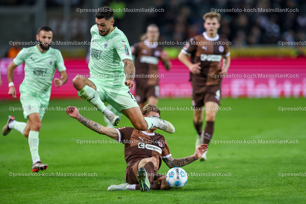 BMG24112401076 | 24.11.2024, Fußball, Borussia Mönchengladbach - FC St. Pauli, 1. Fußball Bundesliga, Borussia-Park, Saison 2024 2025: Tim Kleindienst (Mönchengl. #11) trennt Eric Smith (St.Pauli #8) vom BallDFB regulations prohibit any use of photographs as image sequences and or quasi-video.