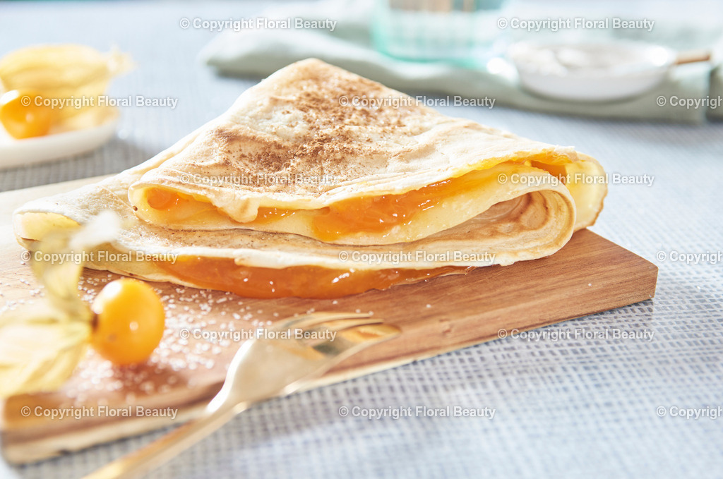 Pfannkuchen mit Aprikosenmarmelade | geschichtete Pfannkuchen mit Mehl, Eiern, Zucker, Himbeeren, Milch - Realized with Pictrs.com