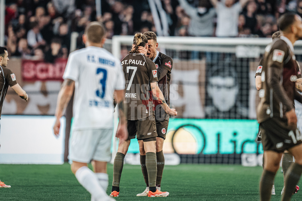 Fußball | Männer | Saison 2023/2024 | 2. Fußball-Bundesliga | 31. Spieltag | FC St. Pauli vs. FC Hansa Rostock | 26.04.2024 | Hauke Wahl (#5, FC St. Pauli)  brüllt aus Freude Jackson Irvine (#7, FC St. Pauli) an Jubel Emotionen