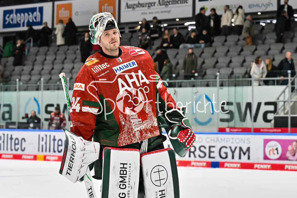 Augsburger Panther - Nürnberg Ice Tigers | AUGSBURG, GERMANY - 23. DECEMBER: Im Bild ein trauriger Michael GARTEIG (Augsburger Panther 34 mit hängendem Kopf nach dem Match zwischen den Augsburger Panthern und den Nürnberg Ice Tigers am 31. Spieltag der Penny DEL im Curt Frenzel Stadion
