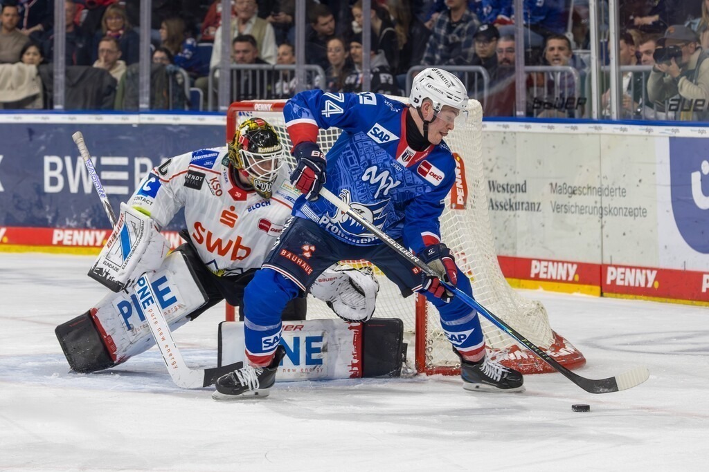 DEL, Deutsche Eishockey Liga Saison 2025/26, Playoff-Viertelfinale, Spiel 1: Adler Mannheim gegen Fischtown Pinguins Bremerhaven | DEL, Deutsche Eishockey Liga Saison 2025/26, Playoff-Viertelfinale, Spiel 1: Adler Mannheim gegen Fischtown Pinguins Bremerhaven***Justin Schütz (74, Mannheim) mit einer tollen Torchance - Realisiert mit Pictrs.com