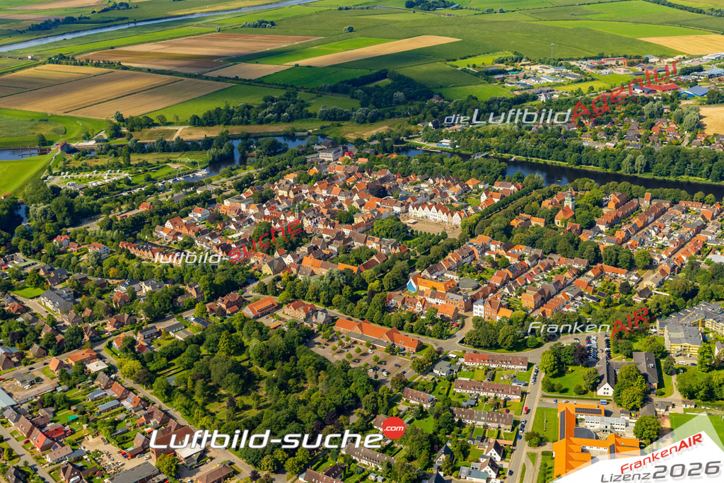 Luftbild der Stadt Friedrichstadt - Die Luftaufnahme wurde 2025 vom UL-Flugzeug heraus erstellt ( keine Drohne ) - Hochauflösende Luftaufnahme - für professionelle Ausdrucke geeignet. Die Geschenkidee !Hier alle&nbsp;Infos zur Lizenzierung der LuftaufnahmeWir fliegen auch dieses Jahr wieder in Ihre Region um Luftbilder zu erstellen.- Luftbild anfragen