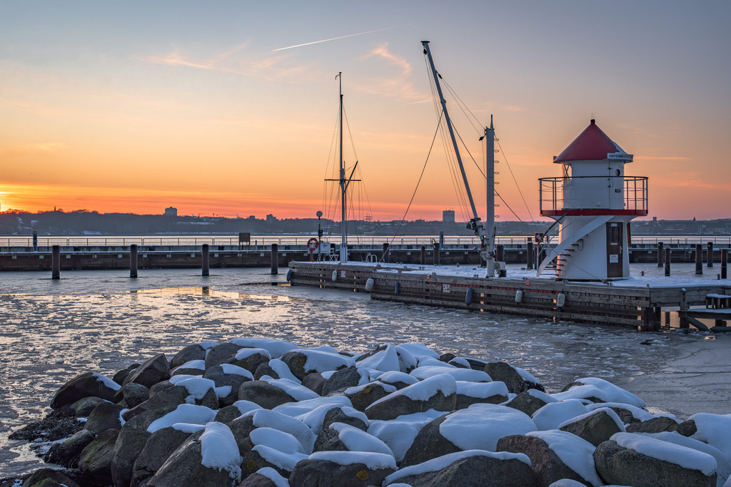 Hafenmeisterturm mit Eis_4 | Entdecken Sie hochwertige Fotoprodukte für Ihr Zuhause, Büro oder als besonderes Geschenk.rpixel.de bietet Ihnen exklusive Fotografien aus den Bereichen Natur, Landschaft und Motiven vom Meer.Einfach direkt im Online-Shop bestellen. - Realisiert mit Pictrs.com