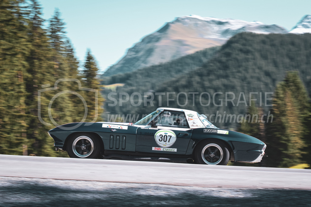 21. Arosa ClassicCar 2025 - 6. =September= 2025 | Ruedi Stoop aus Thalwil (SUI) in einem Chevrolet Corvette C2 aus dem Jahre 1964 mit Startnummer 307 am Arosa ClassicCar 2025 in der Kategorie Sport Trophy..@arosaclassiccar, @arosa.official, #arosaclassiccar, #arosa, #76curves, #classiccarBild: Sportfotografie Markus Aeschimann | www.markus-aeschimann.ch - Realisiert mit Pictrs.com