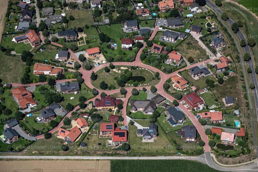 4036116 | VECHELDE 31.07.2020 Wohngebiet einer Einfamilienhaus- Siedlung mit einem Spielplatz an der Straße Heinrichshöhe in Vechelde im Bundesland Niedersachsen, Deutschland. // Single-family residential area of settlement with a playground on street Heinrichshoehe in Vechelde in the state Lower Saxony, Germany. Foto: Gerhard Launer