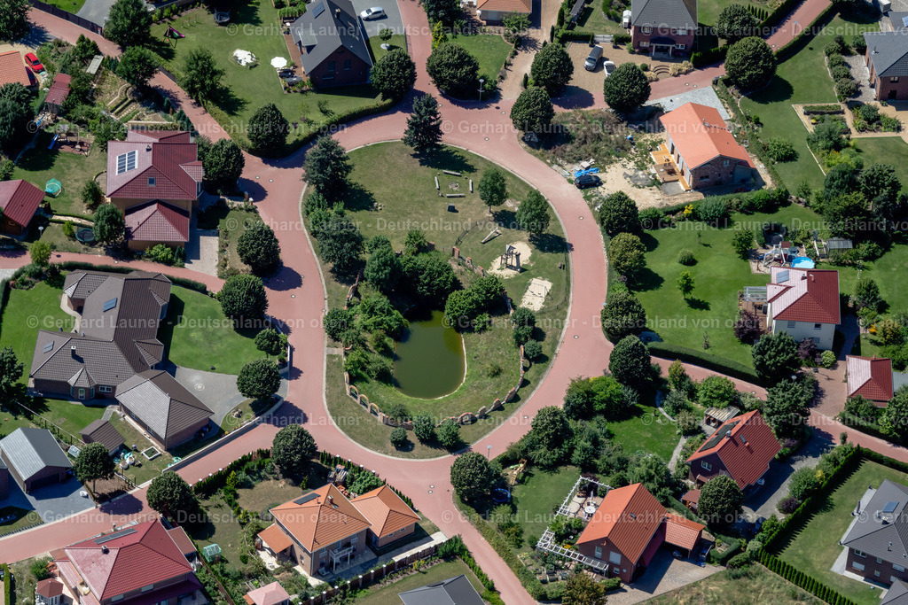 4036122 | VECHELDE 31.07.2020 Wohngebiet einer Einfamilienhaus- Siedlung mit einem Spielplatz an der Straße Heinrichshöhe in Vechelde im Bundesland Niedersachsen, Deutschland. // Single-family residential area of settlement with a playground on street Heinrichshoehe in Vechelde in the state Lower Saxony, Germany. Foto: Gerhard Launer