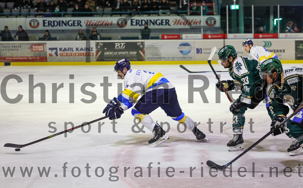 2025-12-05_133_TSV_Erding_gegen_Stuttgart_Rebels | Erding, Deutschland, 05.12.2025:Eishockey, Oberliga Süd 2025 / 2026, 23. Spieltag, TSV Erding gegen Stuttgart Rebels, Endergebnis: 5:6Wyatt Schingoethe (Stuttgart Rebels, #22), Marc Schmidpeter (Erding Gladiators, #33), Lukas Gaus (Erding Gladiators, #23)Foto: Christian Riedel / fotografie-riedel.net