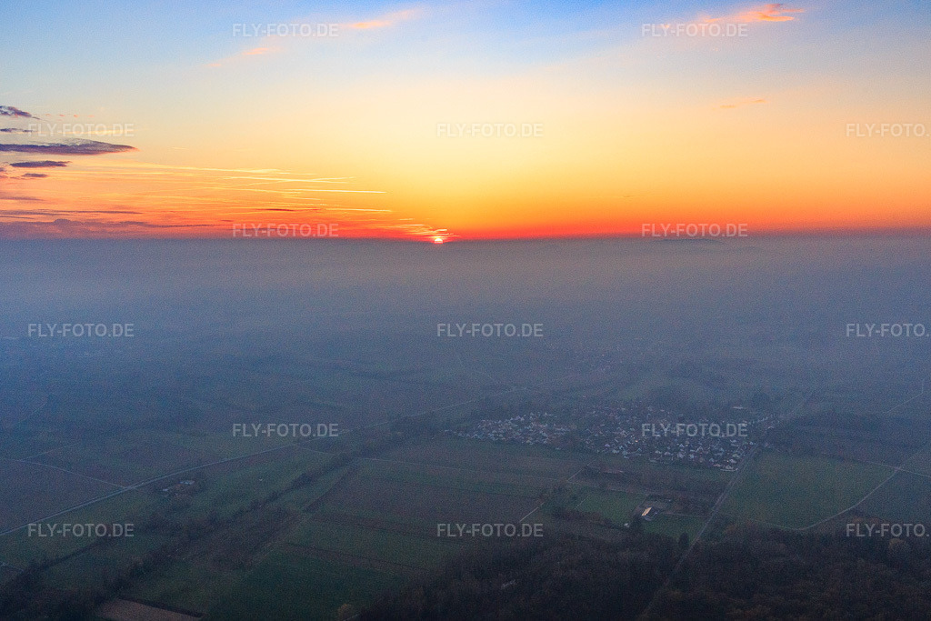 Luftbild: Sonnenuntergang über dem Novembernebel in Barbelroth im Bundesland Rheinland-Pfalz in Deutschland. Foto: IMG_144110.jpg vom 09.11.2024 durch Werner Riehm/FLY-FOTO.de