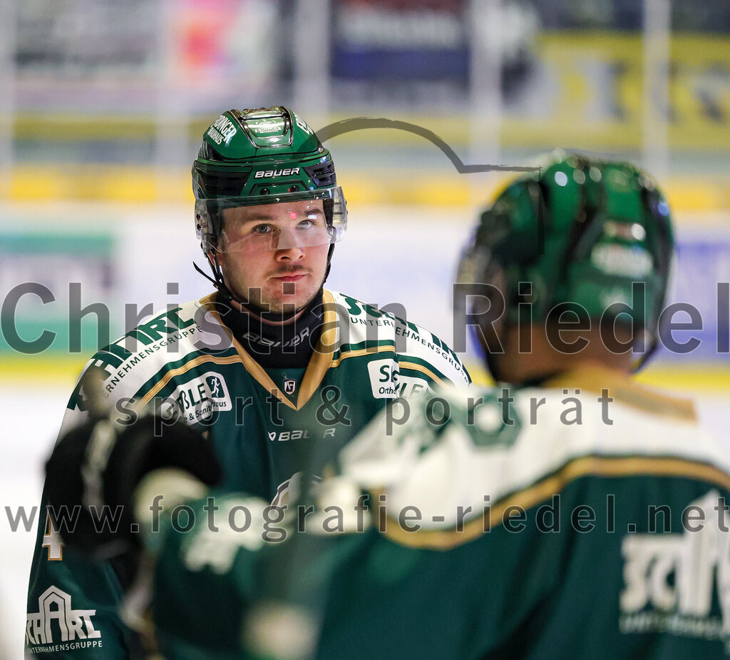 2025-12-23_117_TSV_Erding_gegen_Heilbronner_Falken | Erding, Deutschland, 23.12.2025:Eishockey, Oberliga Süd 2025 / 2026, 29. Spieltag, TSV Erding gegen Heilbronner Falken, Endergebnis: 5:4Jesse Kauhanen (Erding Gladiators, #4)Foto: Christian Riedel / fotografie-riedel.net