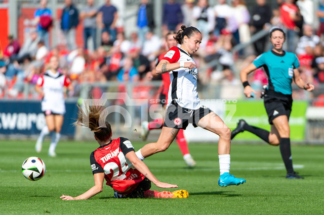 20240915NSZ_5981 | Zweikampf Lilla Turányi (Bayer Leverkusen,No.24) und Géraldine Reuteler (Eintracht Frankfurt,No.14)DEU, Leverkusen, 15.09.2024 Fußball, Google Pixel Frauen-Bundesliga, Saison 2024/2025, Bayer 04 Leverkusen - Eintracht Frankfurt - Realisiert mit Pictrs.com