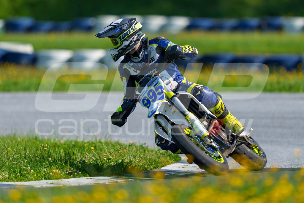 SuperMoto_Staatsmeisterschaft_Greinbach_097 | GRIPcapture steht für authentische Sportfotografie in Österreich – für Momente, die mehr sind als Geschwindigkeit oder Ergebnis. Es geht um Emotion, Spannung, Fokus und den Augenblick, der oft nur einen Wimpernschlag dauert.Ob Motorsport, Teamsport oder 