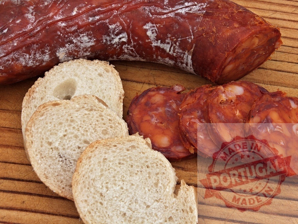 Chorizo sausage slices and bread on wooden board | Chorizo sausage and bread slices creating a traditional Spanish tapa or appetizer - Realisiert mit Pictrs.com