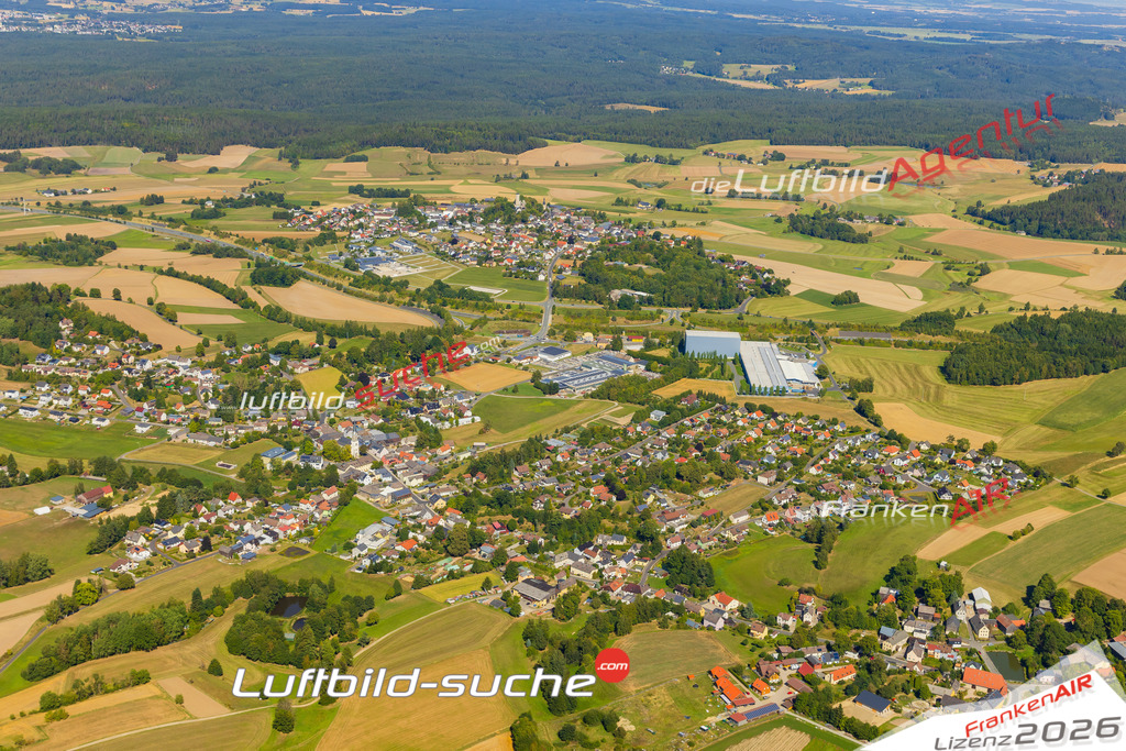 Luftaufnahme von Höchstädt im Fichtelgebirge - Die Luftaufnahme wurde 2025 vom UL-Flugzeug heraus erstellt ( keine Drohne ) - Hochauflösende Luftaufnahme - für professionelle Ausdrucke geeignet. Die Geschenkidee !Mit Lizenz und Bildrechte bestellbar
