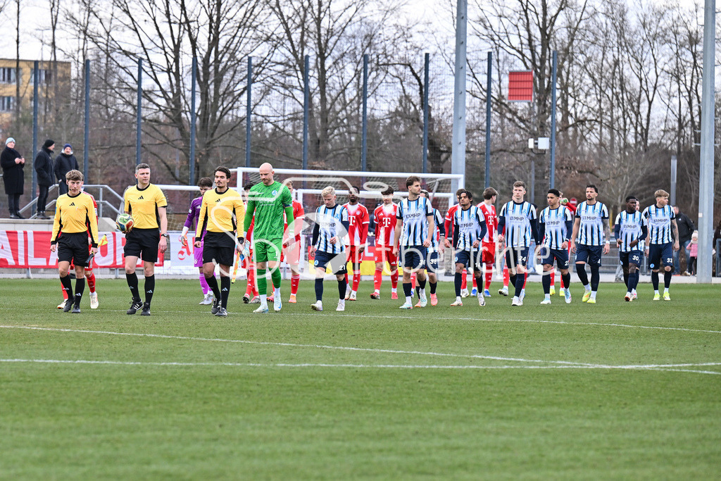 FC Bayern Amateure - Stuttgarter Kickers | MUNICH, GERMANY - 07. FEBRUARY: der Einlauf der beiden Mannschafen vor dem Testspiel zwischen den Amateuren des FC Bayern und den Stuttgarter Kickers am FC Bayern Campus