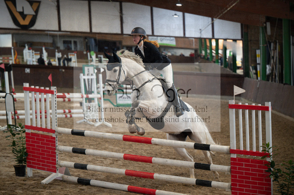 Hallenreittunier Voxtrup 2023 | Entdecke hochwertige Reitturnierfotos von Foto Oger. Professionell, emotional und authentisch – jetzt Lieblingsmomente im Shop bestellen.Deutschlandweite Turnierfotografie. - Realisiert mit Pictrs.com
