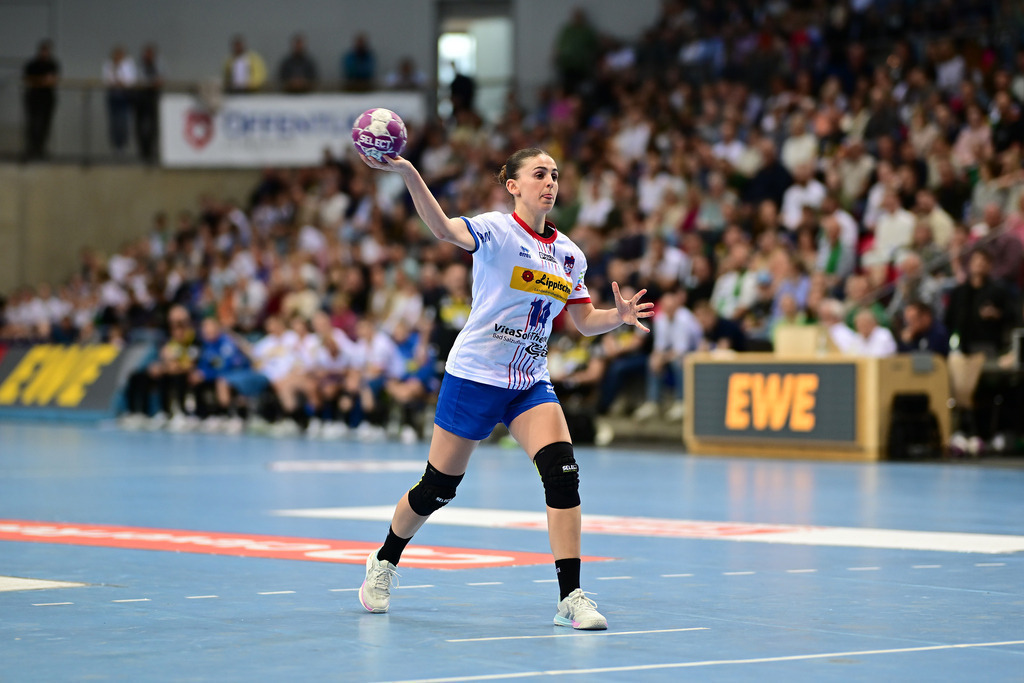 Handball I Frauen I Saison 2024-2025 I 1. HBF I Play-Off I Viertelfinale I VfL Oldenburg - HSG Blomberg-Lippe | Ona Vegue i Pena (14, HSG Blomberg-Lippe) - Realisiert mit Pictrs.com