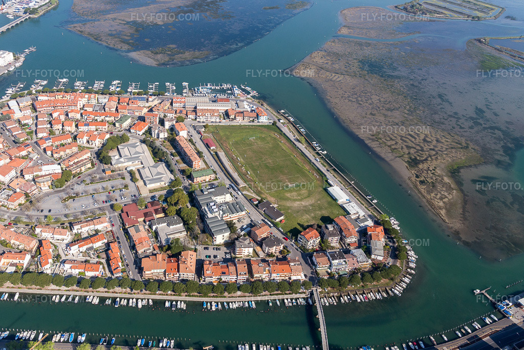 Aerial view: View of the town in Grado in the state Gorizia, Italy. – Photo: IMG_098082.jpg taken on 04/03/2017 by Werner Riehm/FLY-FOTO.com – Resolution of the original: 4849 x 3233 px