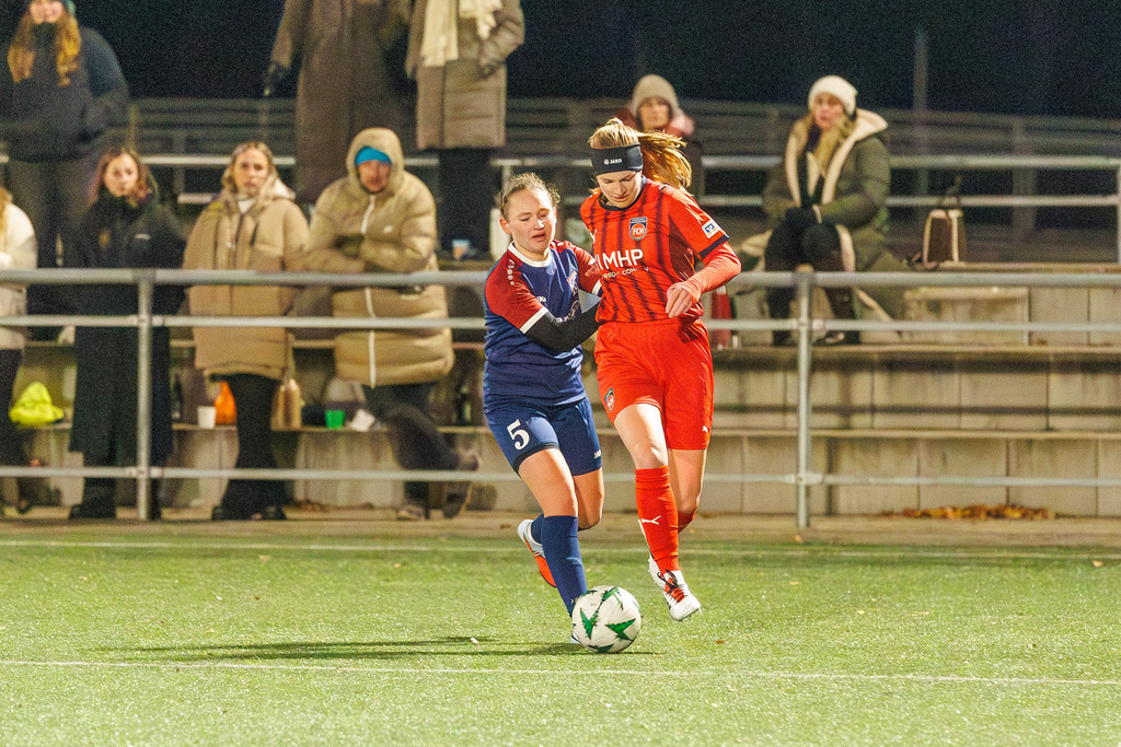 FCHFCE_251121_2398 | 1.FC Heidenheim 1846 II vs. FC Ellwangen II, Fußball, Frauen, Bezirksliga, 2025/2026, 10. Spieltag, 22.11.2025 in Heidenheim, Kunstrasen b. Voith-Arena West, Flutlichtspiel(Foto: Michael Bulling) - Realisiert mit Pictrs.com