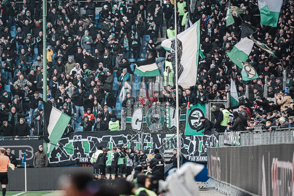 Fußball | Männer | Saison 2024/2025 | 2. Fußball-Bundesliga | 20. Spieltag | Hamburger SV vs. Hannover 96 | 02.02.2025 | Rabbi Matondo (#40, Hannover 96) schießt das 2:1 und jubelt mit dem Team