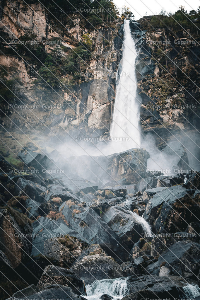 Bei Foroglio Wasserfall  | Foroglio ist ein malerisches Bergdorf im Bavonatal im Tessin, Schweiz. Es ist bekannt für seinen beeindruckenden Wasserfall, der rund 80 Meter tief in das Tal stürzt, sowie für seine traditionellen Steinhäuser, engen Gassen und unberührte alpine Landschaft. Das Dorf wirkt wie aus einer anderen Zeit und zieht Natur- und Fotoliebhaber gleichermaßen an.
