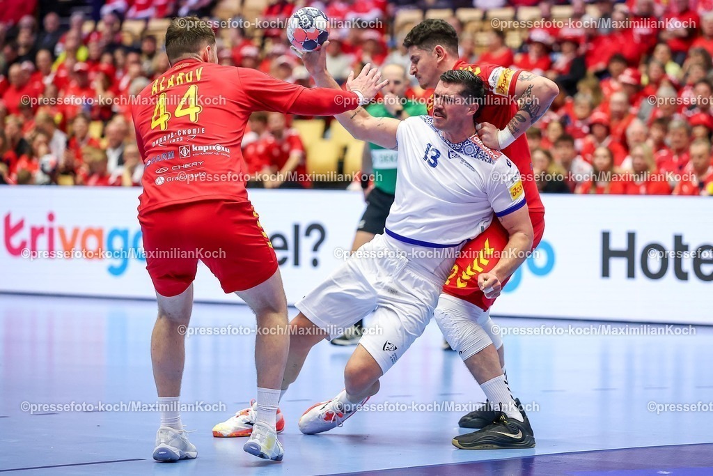 EHF18012601091 | 18.01.2026, Handball, Men's EHF EURO 2026, Portugal - Nordmazedonien, Jyske Bank Boxen in Herning, Dänemark, Preliminary Round:  Rocha Nogueira (Portugal #13) im Zweikampf gegen   Mihail Alarov (North Macedonia #44)  Marko Stojkovikj (North Macedonia #42) 