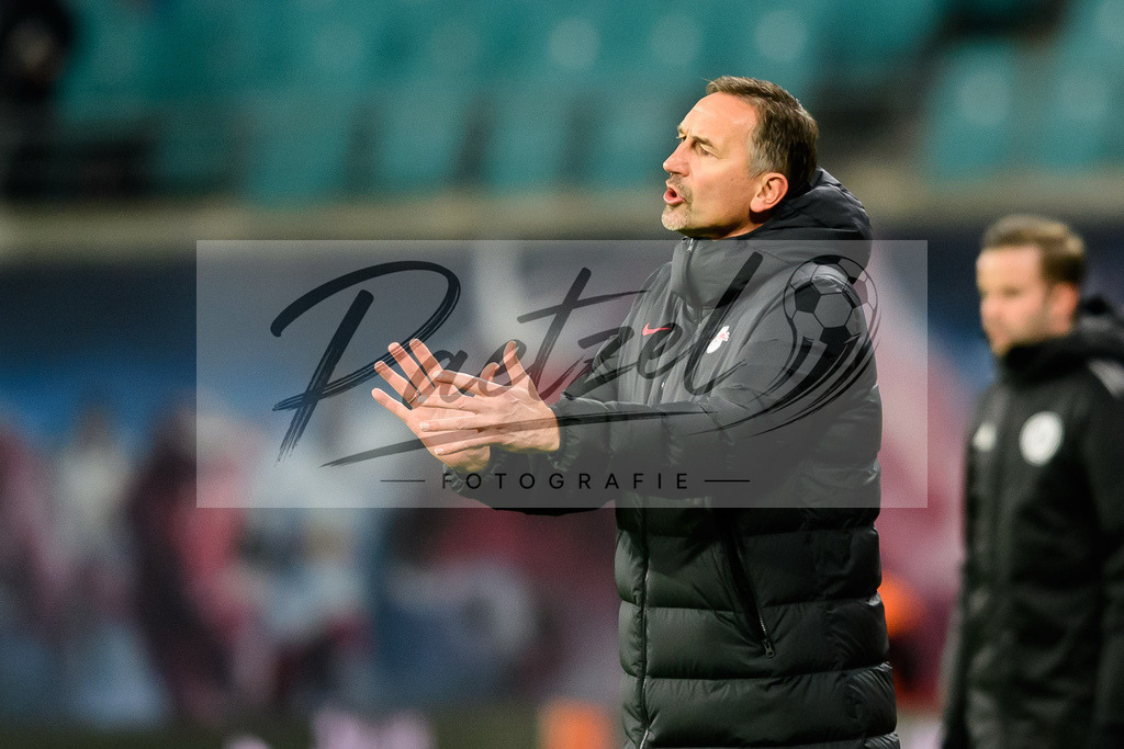 RBLLEV20211128_051 | Fussball, Herren: Co-Trainer Achim Beierlorzer (RB Leipzig) gestikuliert, Gestik bei dem Spiel der 1. Bundesliga zwischen RB Leipzig und Bayer 04 Leverkusen in der Red Bull Arena am 28.11.2021 in Leipzig, Deutschland.DFB / DFL REGULATIONS PROHIBIT ANY USE OF PHOTOGRAPHS AS IMAGE SEQUENCES AND/OR QUASI-VIDEO. - Realisiert mit Pictrs.com